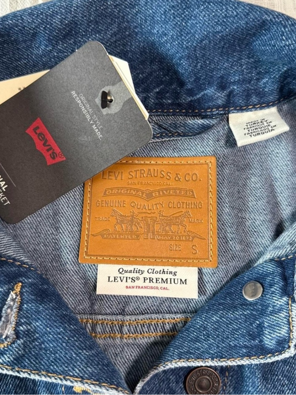 Brand New Levi's Dark Blue Women's Denim Jacket - Picture 2 of 3